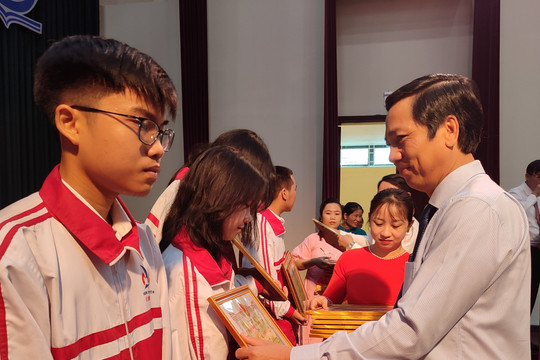 Quảng Trị khen thưởng 32 học sinh giỏi quốc gia