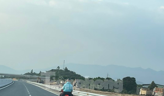 Xe máy chạy ào ào trên cao tốc Nha Trang - Cam Lâm
