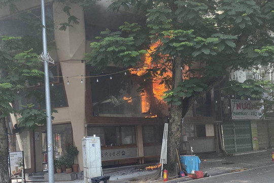 Cháy quán cà phê ở phố cổ Hà Nội, nhiều người hoảng loạn tháo chạy