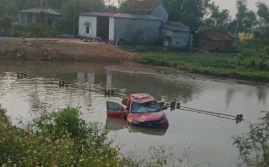 Ô tô con lao xuống hồ nước, tài xế tử vong
