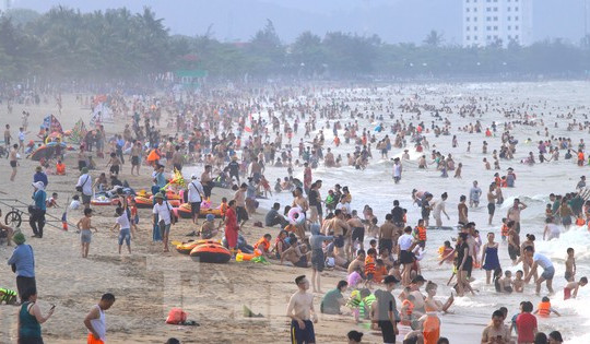 Nắng nóng khốc liệt, hàng vạn người đổ về biển Cửa Lò