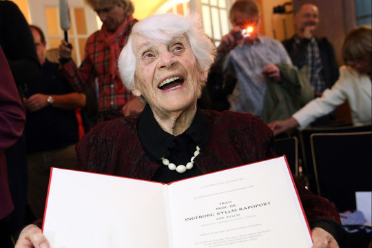 Bi kịch của cụ bà lấy bằng tiến sĩ ở tuổi 102