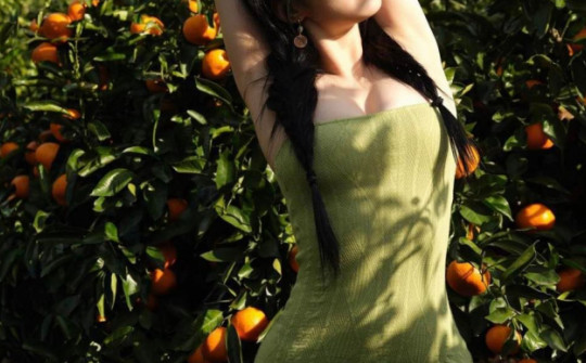 "Siêu phẩm tạp chí đàn ông" khoe body giữa vườn cam với chiếc váy bị "thù ghét"