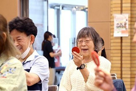 Người dân Nhật Bản đổ xô đi học lại cách cười sau đại dịch COVID-19