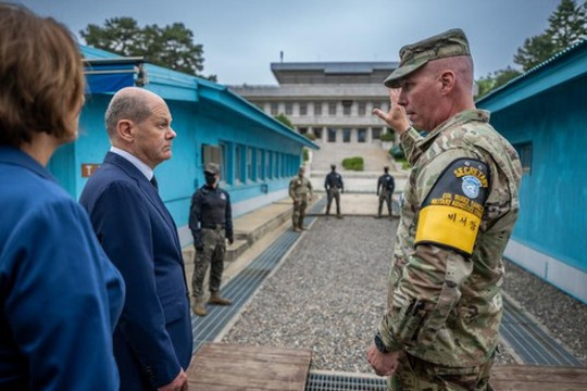 Thủ tướng Đức thăm khu phi quân sự liên Triều