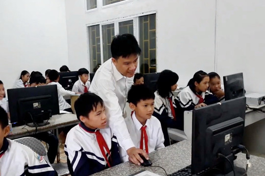 Thầy giáo mang Tin học và Công nghệ đến với học sinh dân tộc