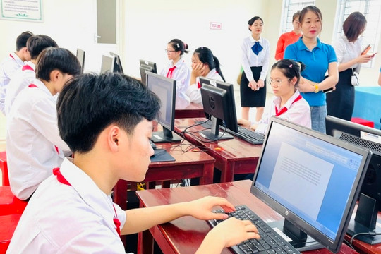 Trao 10 bộ máy tính cho trường THCS Hoàng Ninh (Bắc Giang)