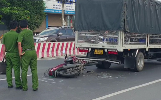 Video: Xe máy tông đuôi xe tải đang dừng đèn đỏ, một phụ nữ tử vong