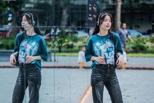 Giới trẻ Hà Nội hào hứng check-in trước ngôi nhà khổng lồ làm bằng kính 3D