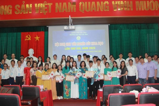 Trường ĐH Hà Tĩnh trao giải cho 16 đề tài nghiên cứu khoa học