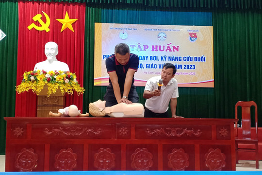 136 giáo viên Hà Tĩnh được tập huấn phương pháp daỵ bơi