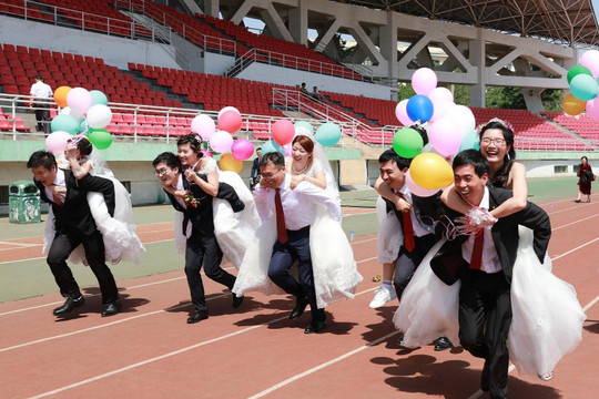 Đại học Trung Quốc gây tranh cãi vì tạo điều kiện để sinh viên kết hôn