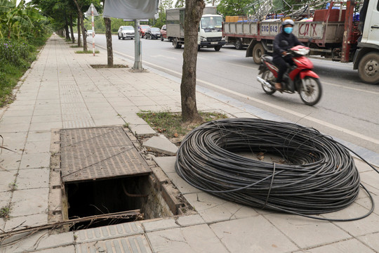 Hà Nội: Hàng loạt hố ga mất nắp "giăng bẫy" người đi đường