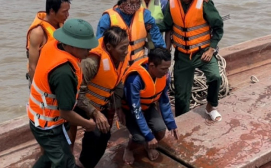 Vật lộn với sóng lớn, bộ đội biên phòng ở Kiên Giang cứu được 4 người