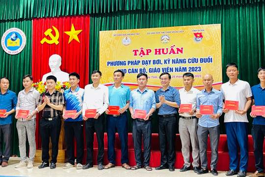 Hà Tĩnh trao giấy chứng nhận dạy bơi, cứu đuối cho 124 giáo viên