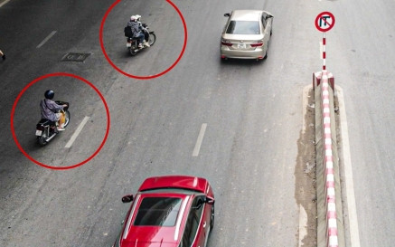 Hà Nội: Dòng xe máy vô tư cắt mặt ô tô đang xuống dốc để đi ngược chiều