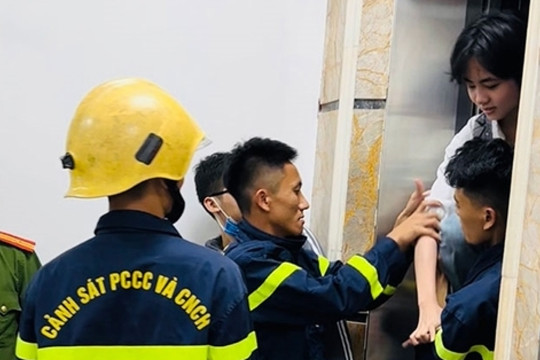 Kịp thời giải cứu 4 học sinh mắc kẹt trong thang máy