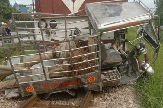 Cố vượt đường sắt, xe tự chế bị tàu hỏa tông văng ra xa khiến 2 ngườithương vong