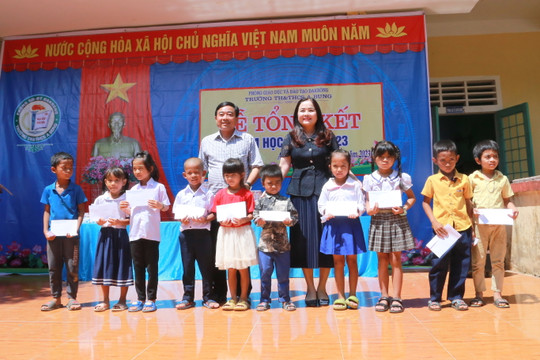 Tặng quà đến học sinh khó khăn vùng biên giới Quảng Trị