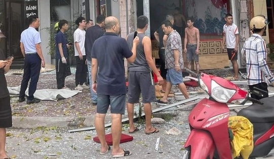 Quán mì cay nghi bị nổ bình gas, mảnh kính văng khắp nơi