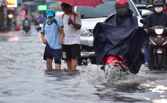 Đường phố TP.HCM ngập sâu trong ngày đầu bước vào đợt mưa rất lớn