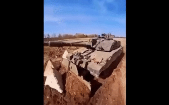 VIDEO: Xe tăng Challenger 2 của Ukraine dọn 'răng rồng'