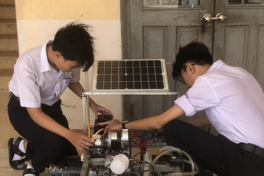 Học sinh làm robot hỗ trợ sản xuất cho diêm dân