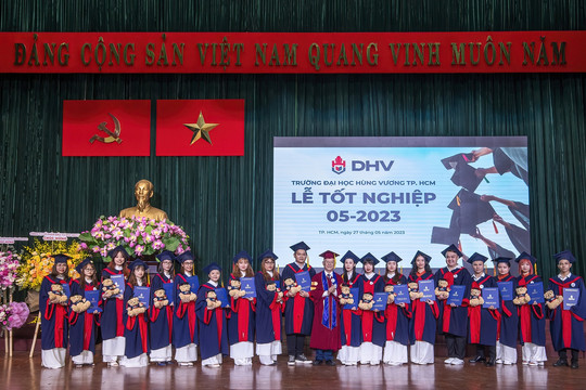 Trường ĐH Hùng Vương TPHCM trao bằng tốt nghiệp sớm cho sinh viên