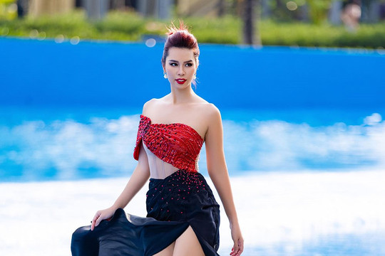 Thần thái cuốn hút của siêu mẫu Hà Anh trong show thời trang Hè