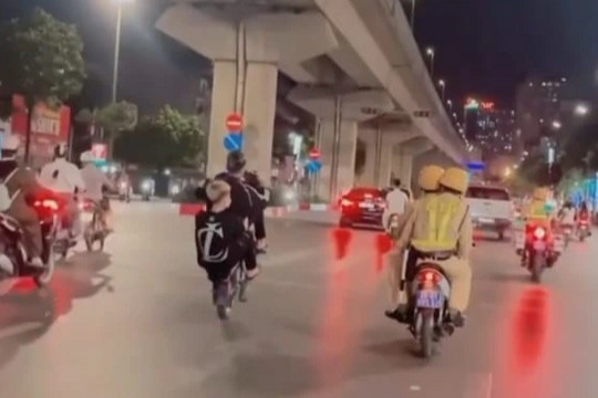 Quái xế bốc đầu xe máy trước mặt CSGT Hà Nội