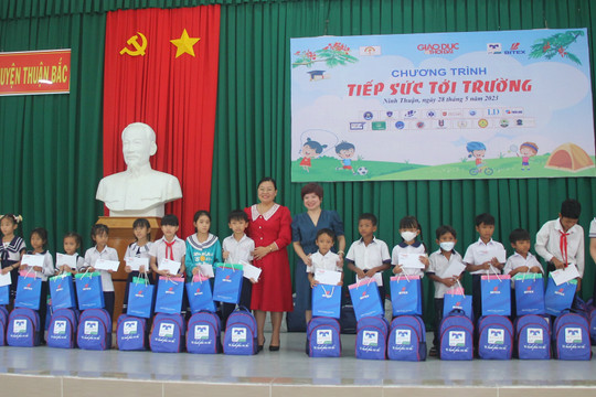 Báo Giáo dục và Thời đại 'tiếp sức tới trường' tại Ninh Thuận