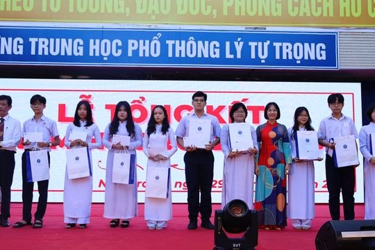 Trao 40 suất học bổng Lý Tự Trọng cho học sinh xuất sắc