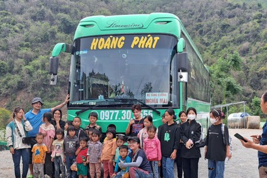 Nghỉ hè, trẻ em miền núi Nghệ An bắt xe vượt ngàn cây số vào Nam thăm cha, mẹ