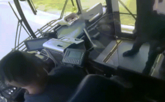 Mỹ: Thanh niên rút súng đe dọa, tài xế xe bus phản ứng như phim hành động khi đang lái xe