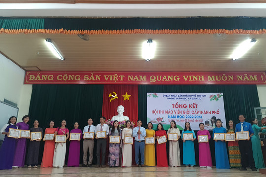 Thành phố Kon Tum tuyên dương giáo viên dạy giỏi