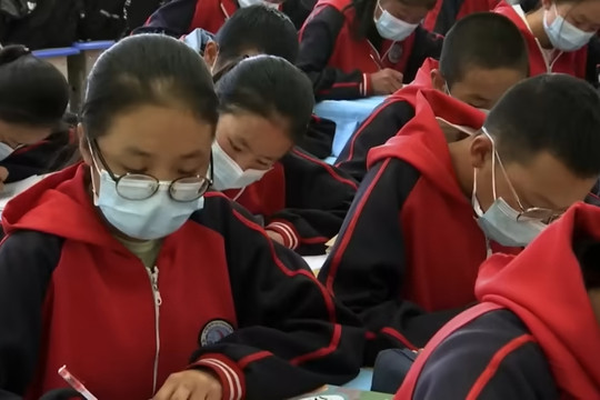 Phụ huynh Trung Quốc cho con… học 'chui'