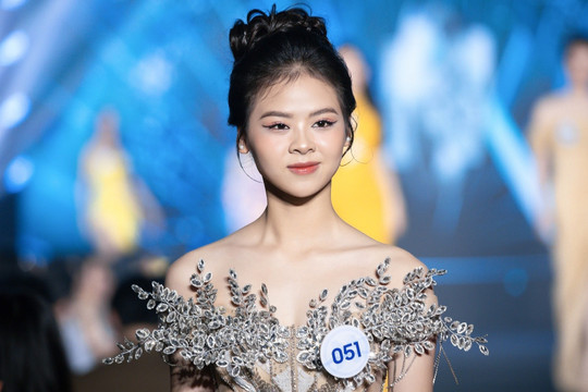 Hoa khôi bóng chuyền và 58 thí sinh Miss World Vietnam diễn catwalk