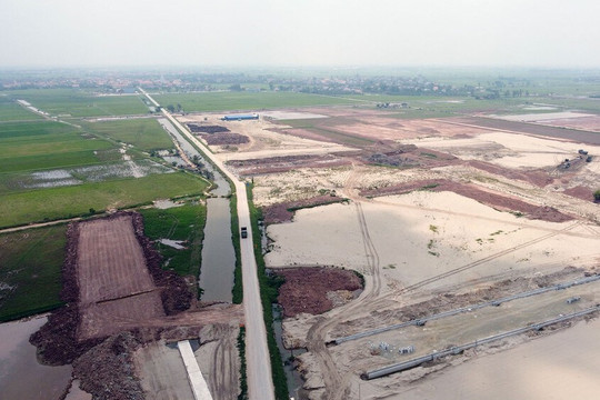 Nhiều khu công nghiệp đang xây dựng dọc tuyến đường nối hai cao tốc qua tỉnh Hưng Yên