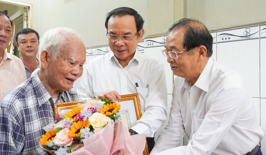 Lãnh đạo Thành ủy TP.HCM thăm, mừng thọ người cao tuổi