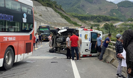 Xe khách đối đầu xe rước dâu trên cao tốc La Sơn - Túy Loan, một người chết