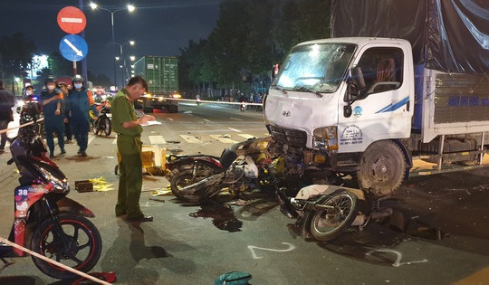 Xe tải tông hàng loạt xe dừng đèn đỏ, 1 người chết, 2 bị thương