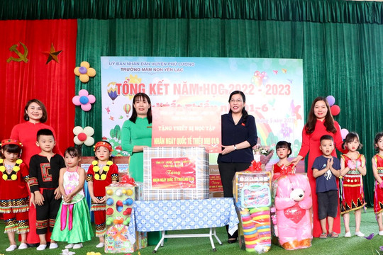 Bí thư Tỉnh ủy Thái Nguyên thăm tặng quà trẻ em tại Phú Lương