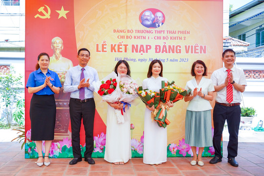2 học sinh Trường THPT Thái Phiên (Hải Phòng) được kết nạp Đảng