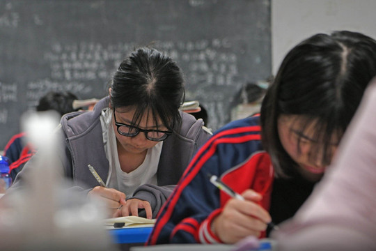 Tình trạng học sinh cận thị đáng báo động ở Trung Quốc