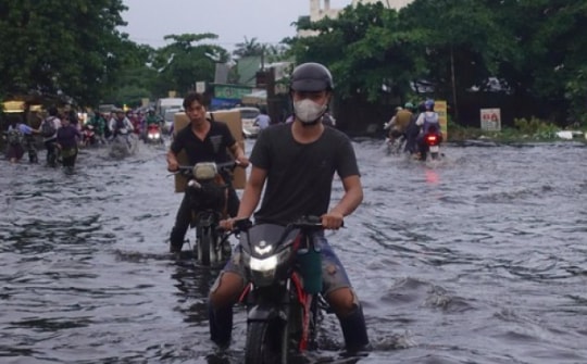 TPHCM mưa lớn là ngập, mới 'xóa' ngập 5/18 tuyến đường