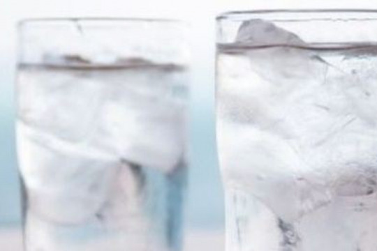 Uống nước đá trong mùa hè: Tưởng mát nhưng cực nhiều nguy hại