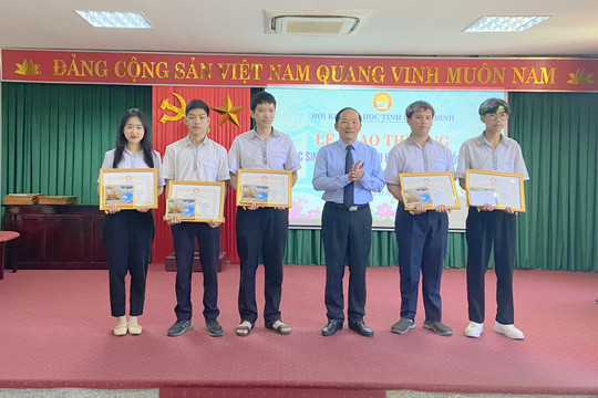 Quảng Bình trao thưởng HS đoạt giải cao tại kỳ thi HSG Quốc gia