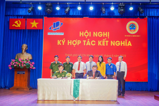 Trường Đại học Mở TPHCM ký kết hợp tác với Sư đoàn 5, Quân khu 7