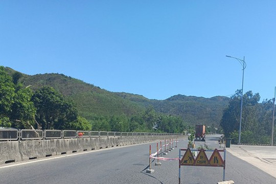 Phú Yên: Xuất hiện hố sâu bất thường giữa mặt đường quốc lộ 1