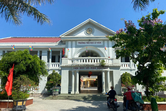 Trường ở Quảng Bình trả lại tiền phụ huynh do thu sai quy định